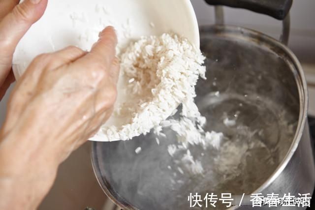 松软|蒸米饭时，光加水还不够，大厨：牢记这“2放”，米饭喷香又松软