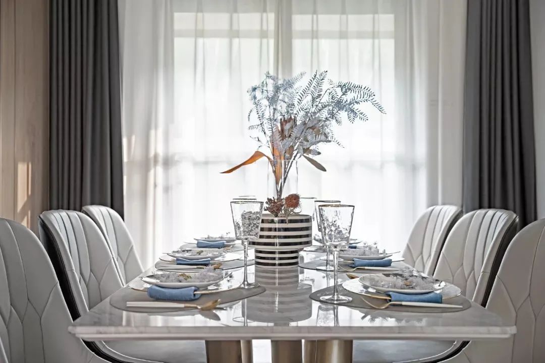 空间|115㎡现代轻奢,配色稳重优雅,材质华丽高级,风格很独特