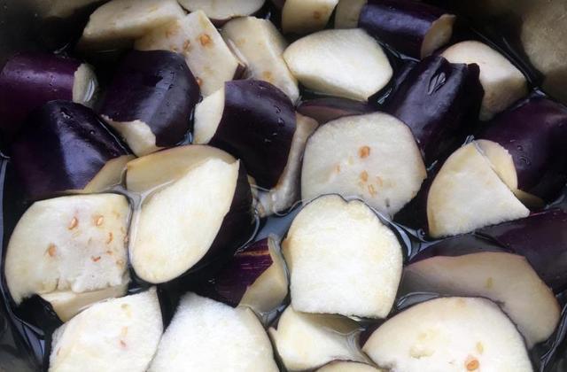 炒茄子先放油就错了,跟着大厨这样做,茄子不吸油不油腻,还入味