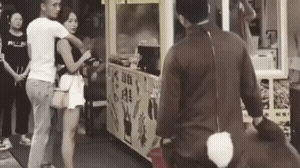 |搞笑GIF:穿成这样想给女友一个惊喜 没想到她给了我一个更大的惊喜