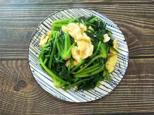 口感|炒菠菜时，记住“2放2不放”，菠菜翠绿不涩，口感特别好