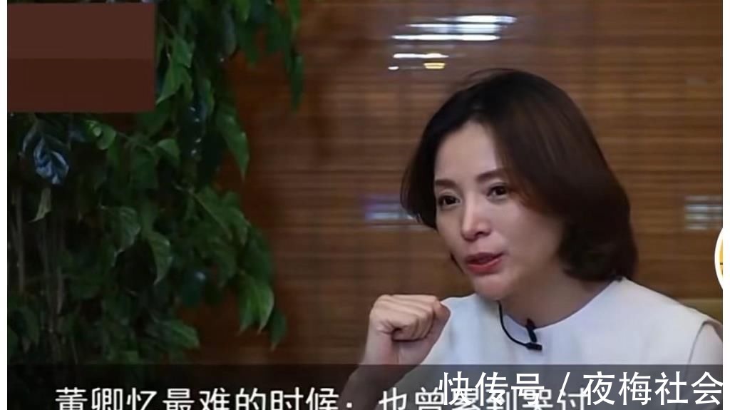 《朗讀者》第三季回來(lái)了，董卿詠梅同框走出，優(yōu)雅和知性相得益彰