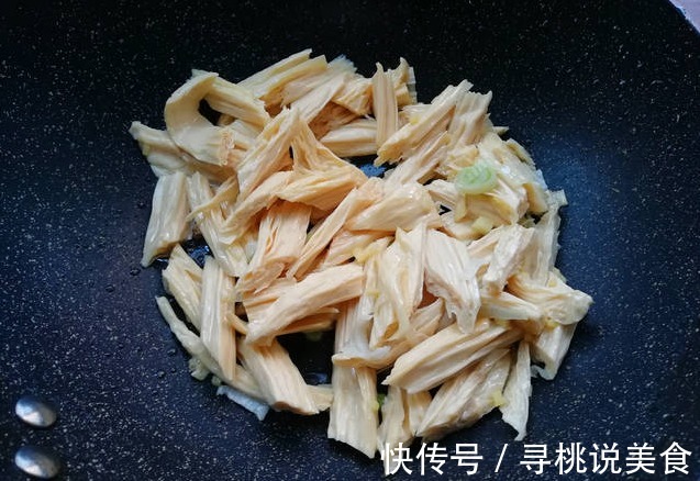 炒腐竹,记住“2个窍门”,出锅后腐竹香气浓郁,柔软筋道下饭香