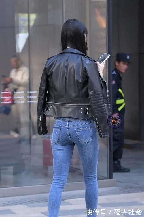 吊带 牛仔打底裤搭配时尚绿色上衣，打造整体风格，让人感觉很舒服