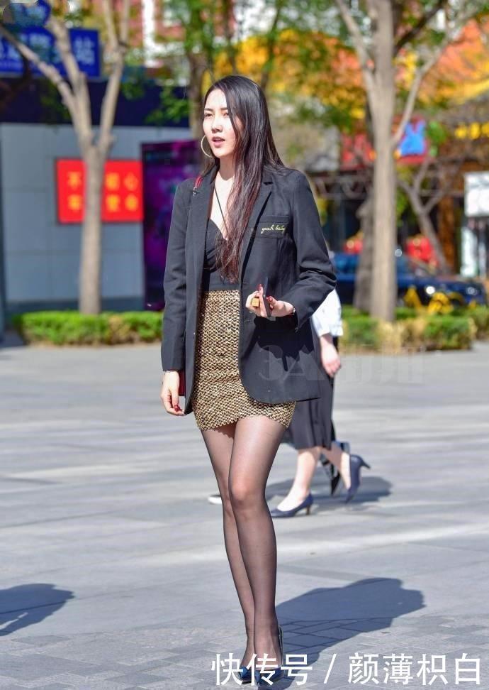 马裤|街拍紧身裙遇上黑色丝袜,不经意间,被美女撩到了