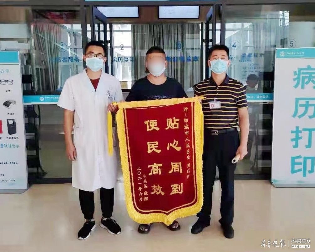 透析液|肩扛身背30斤，邹城市人民医院将透析者“生命液”送到患者家中