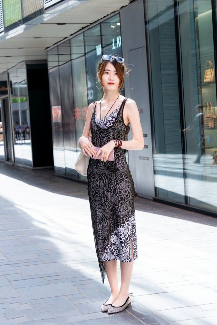 街拍美女身穿短T搭配短裙,相得益彰,甜美可爱