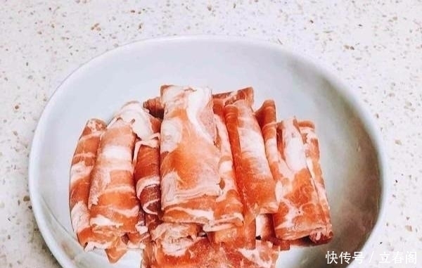 煮牛肉时，直接下锅煮是不对的，牢记两个诀窍，牛肉又软又烂