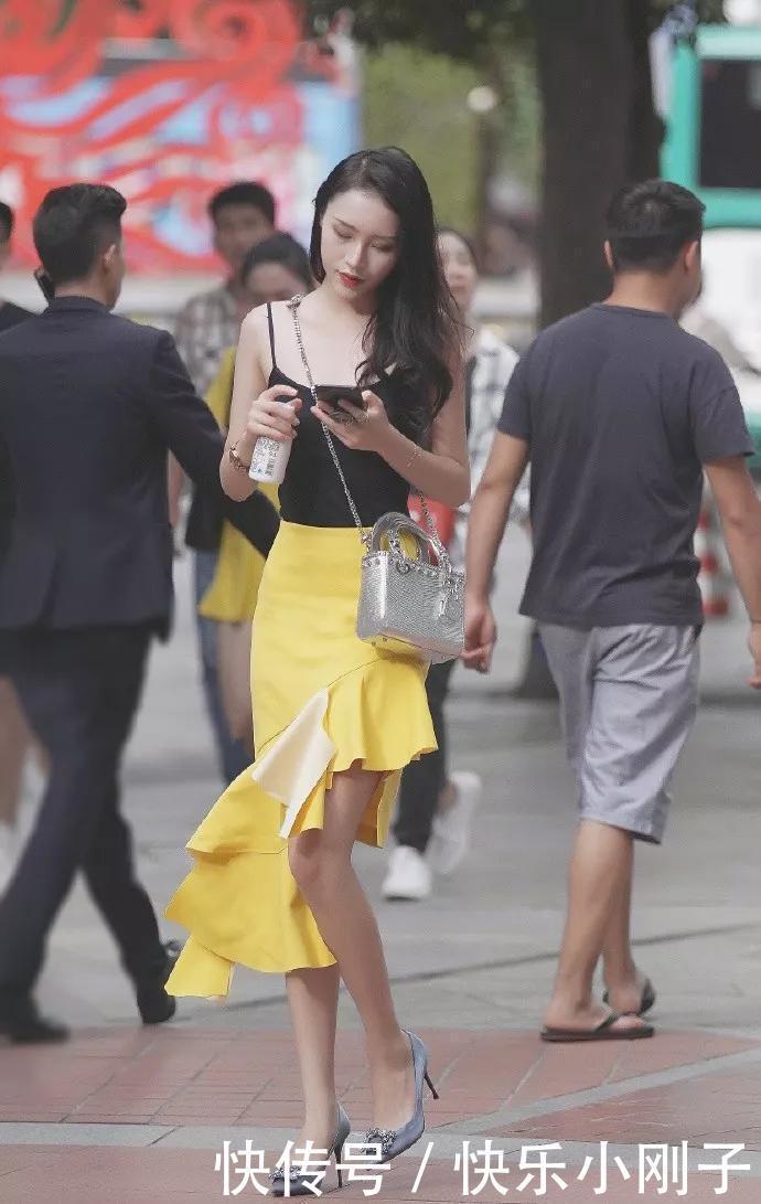 让她的双|穿红色吊带连衣裙,看上去十分的亮眼,清新又靓丽