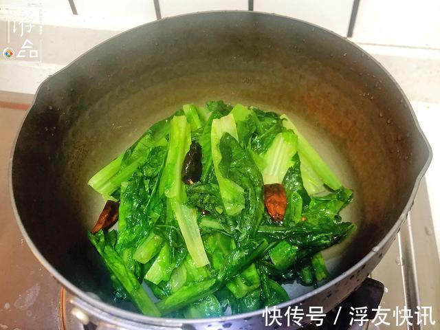 水煮肉片的正确做法肉片要大，辣椒要自己做，最好把豆芽换掉
