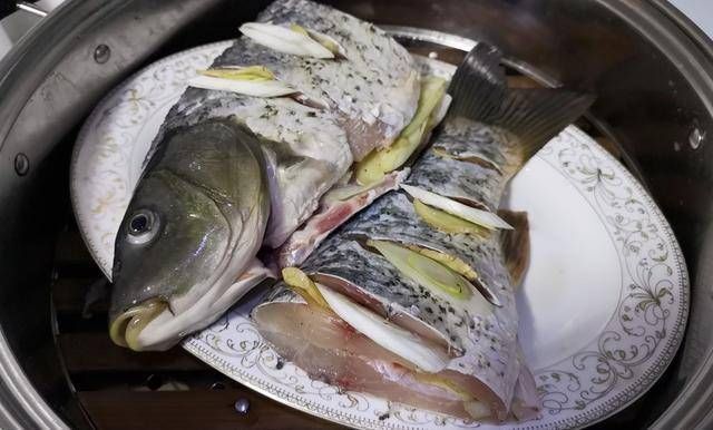 蒸鱼时,有人放盐,有人放酱油,大厨全不对这才是正确做法