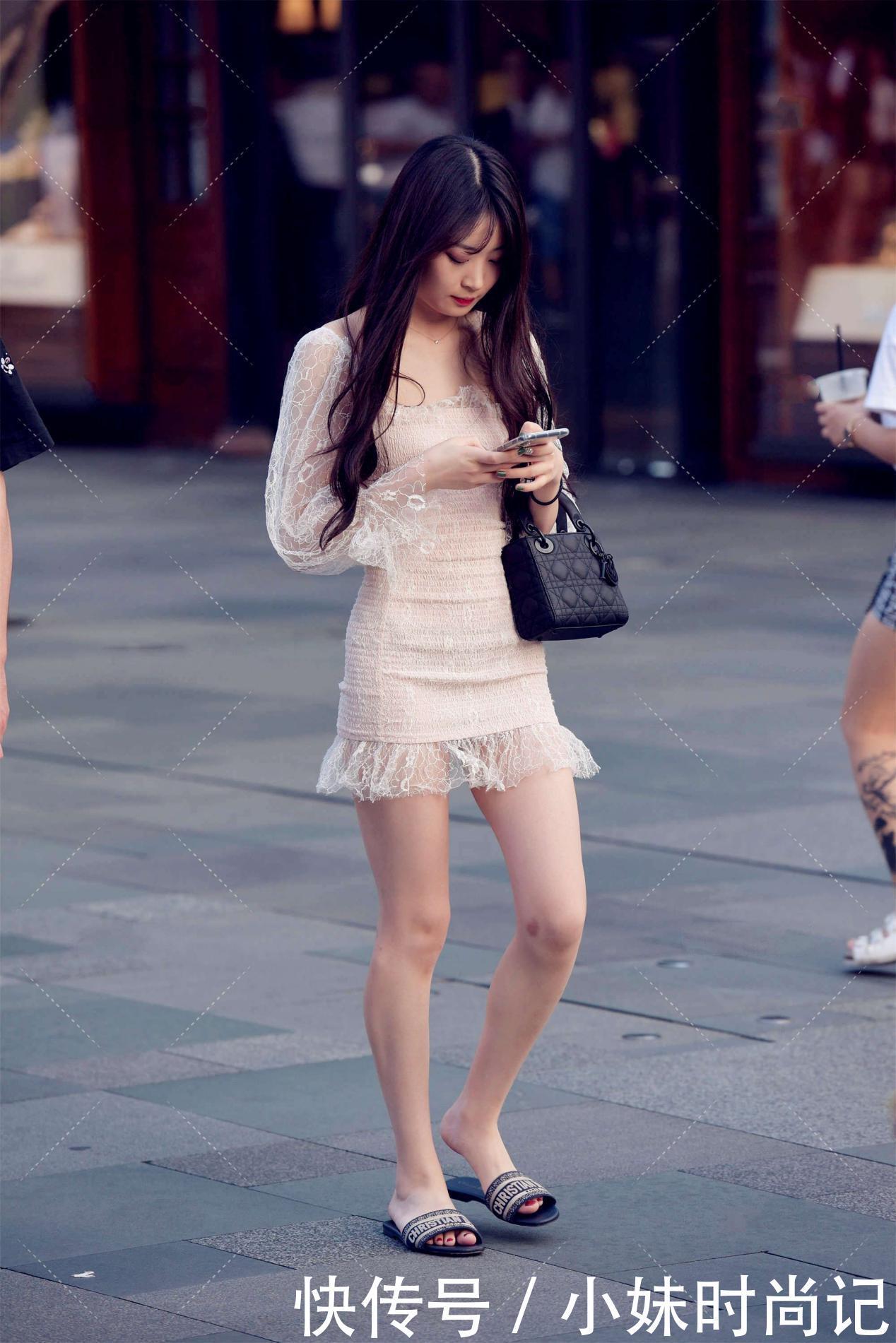 颜色|街拍:浅粉色连衣裙, 网纱设计更显精致时尚, 满满的青春感