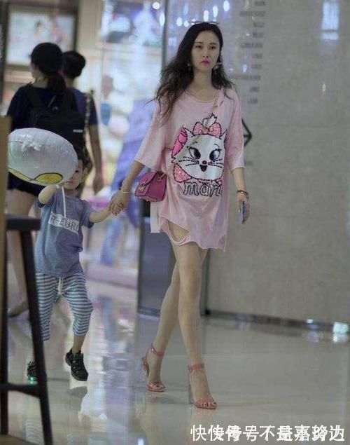 宝妈|宝妈穿“短裙”接孩子，6岁女儿因此被同学嘲笑，网友：这也管？
