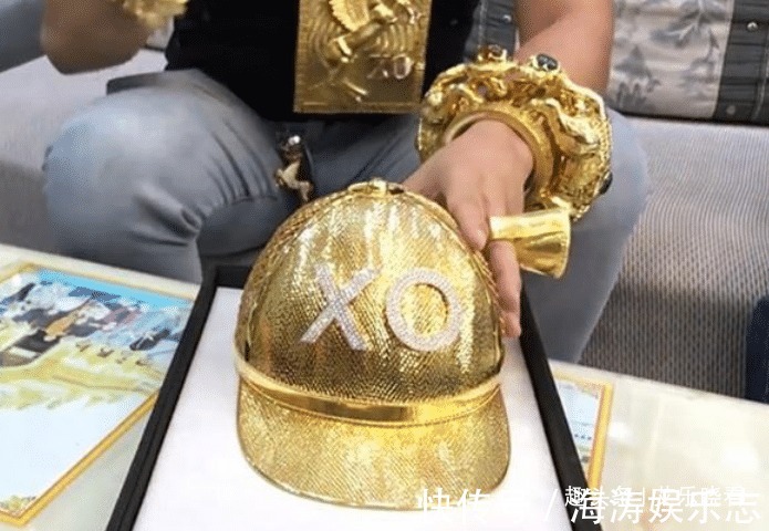 医生|男子炫富出门戴26斤黄金首饰,花52万定制黄金帽,医生让去精神科