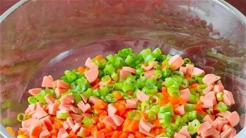 家里有面粉试试这样做,比馅饼简单,比包子好吃,我家一周做3次