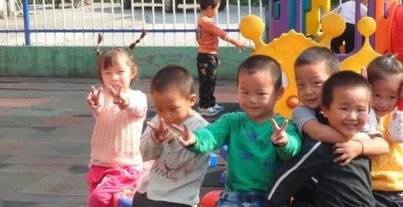 放学|“不想尿尿”,3岁女儿放学后一直抓着裤子,脱下裤子后妈妈泪目