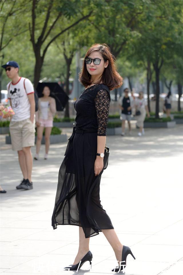 生活|不挑身材的黑色半身长裙,百搭的黑色尖头细跟鞋,穿出气质美