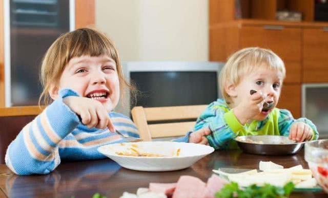孩子|孩子将来孝不孝顺,吃顿饭能看出有几种表现的娃,往往是孝子