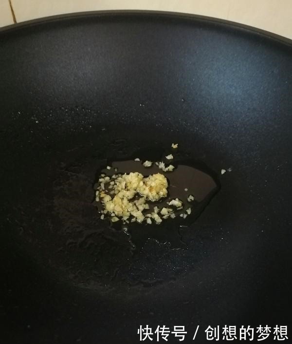 医生不会告诉你,它是强碱食物,补血还防脱发,上了年纪要多吃!