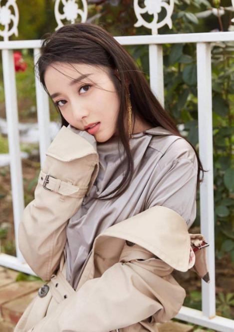 她因長得太美,在《非誠勿擾》觀眾席被星探發(fā)掘,搖身一變成明星