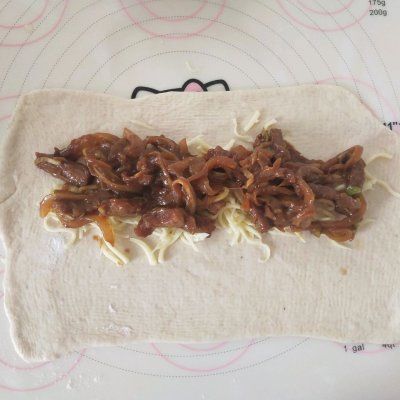 面团|#安佳马苏里拉芝士挑战赛#牛肉起司面包卷