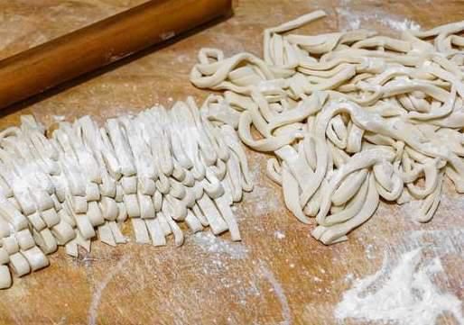  就断|手擀面为啥一煮就断？和面时多放一味料，面条爽滑劲道不易断