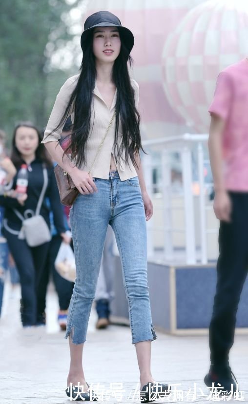 穿搭|街拍时尚姑娘穿搭牛仔裤,喜欢搭配凉鞋,显瘦还提升气质
