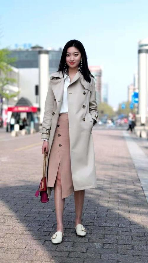  流行|穿风衣别搭小脚裤了，今年秋冬流行“风衣＋半身裙”，优雅又帅气