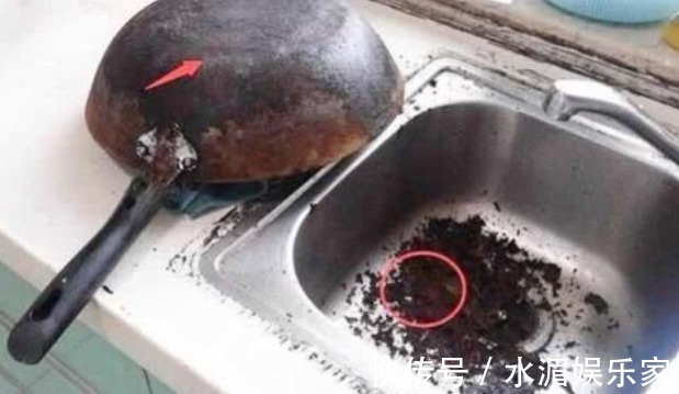 铁锅用久了，发黑还粘锅教你养锅技巧，旧锅也油光发亮，不粘锅