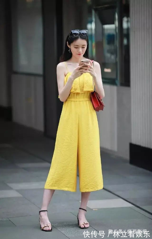 吊带连衣裙|吊带连衣裙,黑色高跟鞋,紧身连衣裙,这些穿搭最显气质
