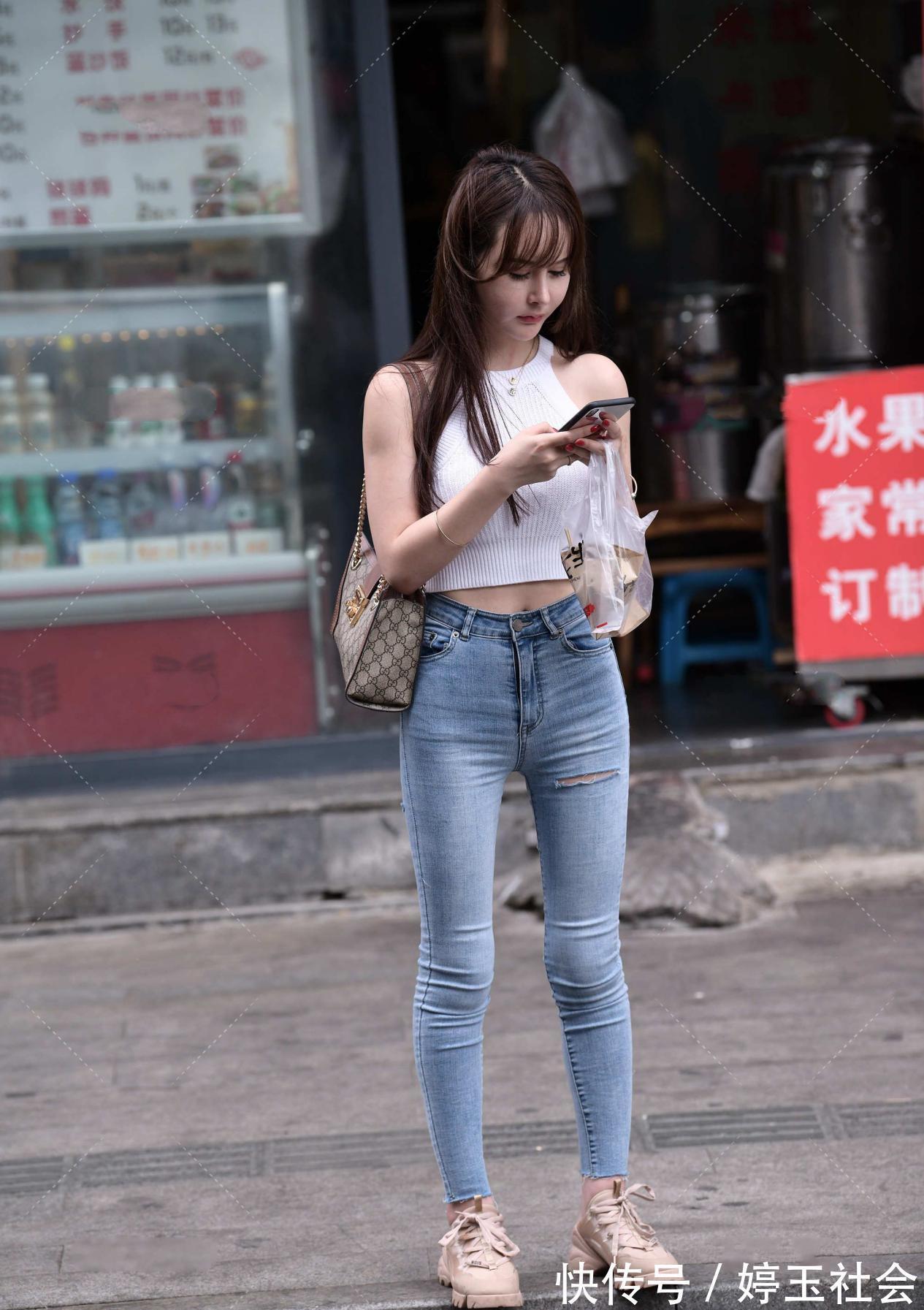 时尚 浅色牛仔裤的多种搭配方式,与白色背心组合,经典时尚