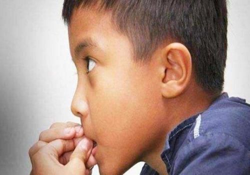 孩子|孩子咬指甲的毛病可能不是缺营养,两种心理诱因,家长需自查