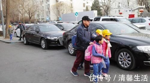 老师|幼儿园老师讨厌的3种接孩子方式,害娃不说,家长还不自知