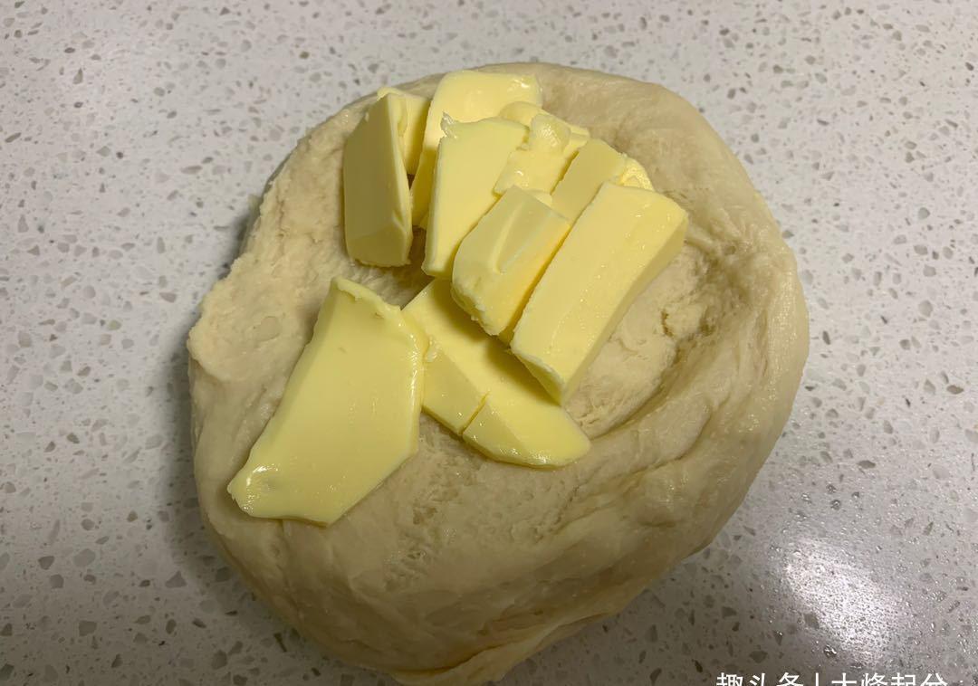 黄油25克|分享一款面包真独特,蒜香浓郁松软拉丝,吃一口就停不下来