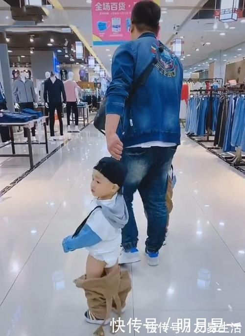 不靠谱|佛系奶爸带娃逛商场,宝宝裤子掉了却浑然不知,儿子幸亏穿了尿不湿