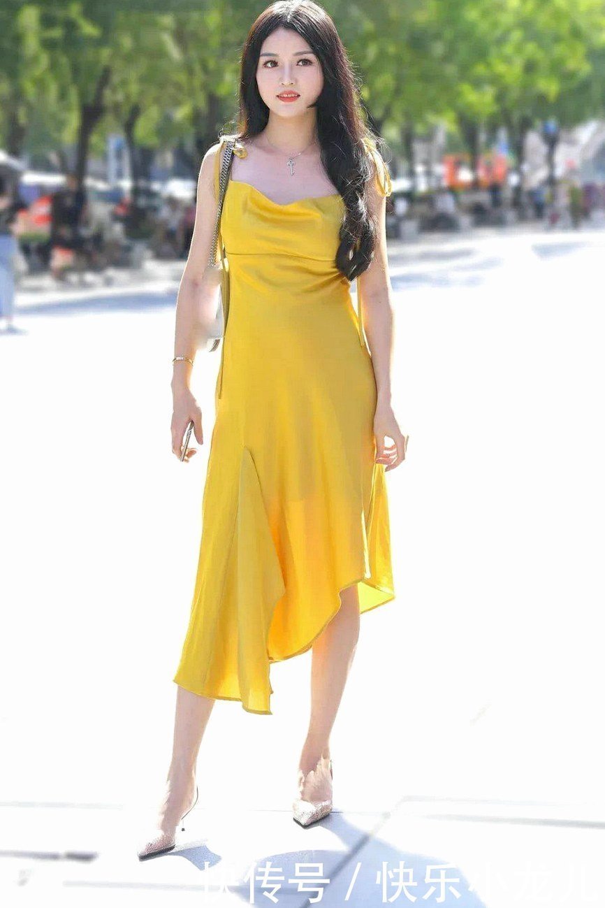 不时|可爱小姐姐这样穿,简单而又有气质,在深秋也有一点亮色!