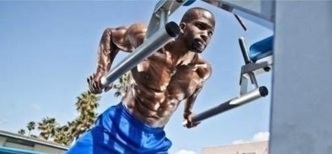 俯卧撑|新手都在做俯卧撑,老手却拿双杠臂屈伸练胸,这两个动作差在哪