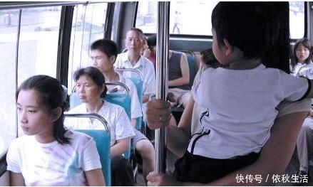 华人|儿子抢别人鸡排吃,妈妈一旁帮腔护短,女孩的回答让妈妈后背发凉