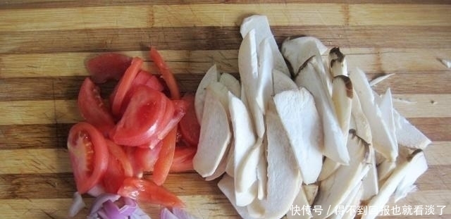 婆婆的晚餐,晒到朋友圈,几十年不变的样子,就是爱吃这样的菜