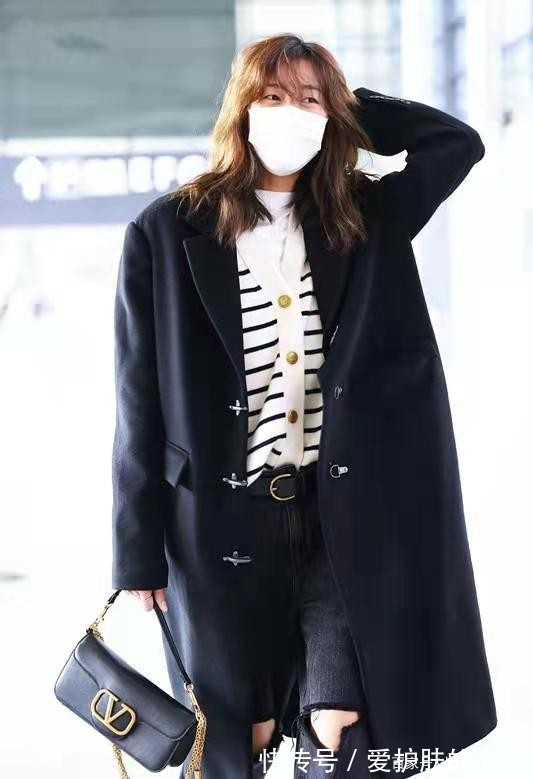 编辑搜图 刘雯街头随拍,走简约路线依旧大气有范,骨子里的超模气质学不来
