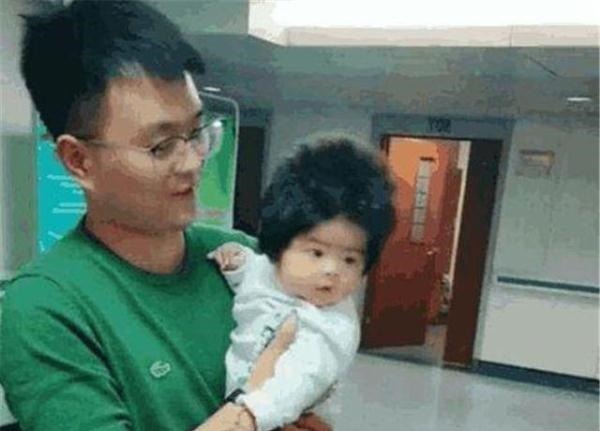 宝宝|两岁宝宝成“万人迷”,路人纷纷拿手机拍照,这发量太让人羡慕