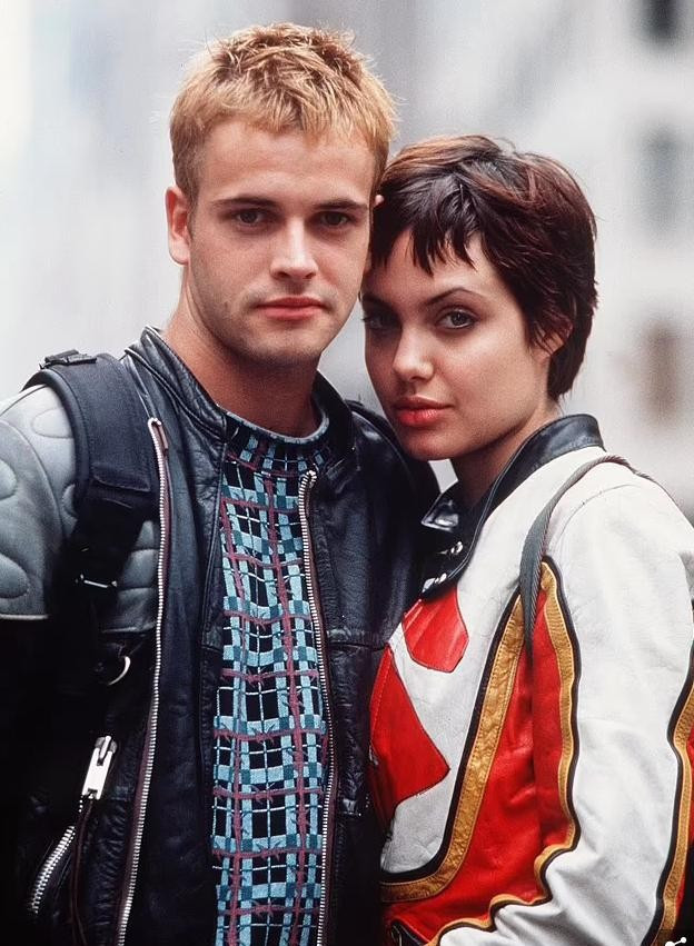 前夫|安吉丽娜朱莉穿白色透明裙装, 仙女气质不俗, 孤身前去见前夫