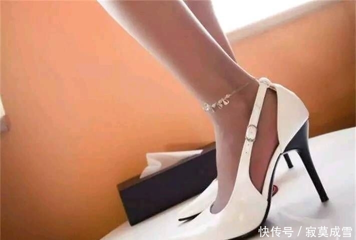 整体|细跟鞋提升整体的质感,创造出一种优雅的气质,让人过目不忘