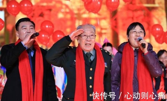央视春晚为何不对外售票,每年观众席坐得满满,他们什么身份?