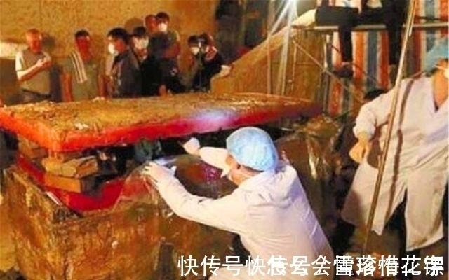 墓主@深埋土中的红色巨棺,里面有一具千年女尸,她究竟是何许人也?