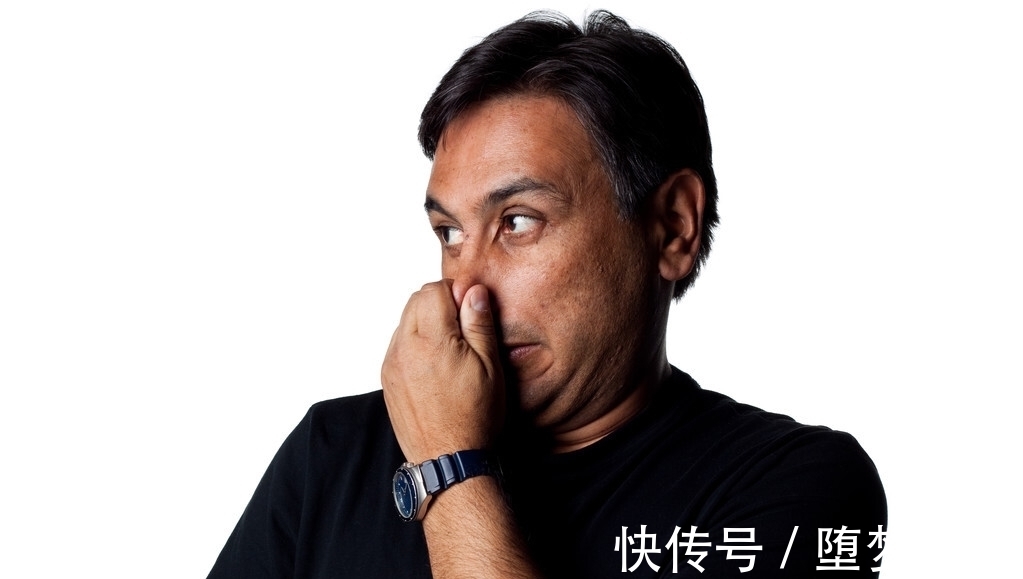 打开车门|车内总有异味,是什么原因导致的呢?教你一招轻松解决