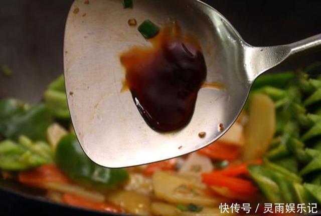最家常的三种蔬菜炒在一起,不仅营养丰富,而且颜色漂亮。