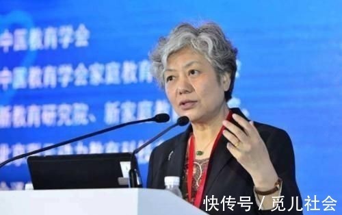 穷养|“对孩子尽量大方一点”,李玫瑾坦言:过度穷养,对儿女有弊无利