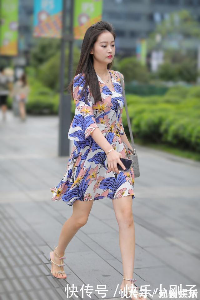 雪纺印花裙 雪纺印花裙，穿搭了一双中高跟的凉鞋，非常的优雅美丽