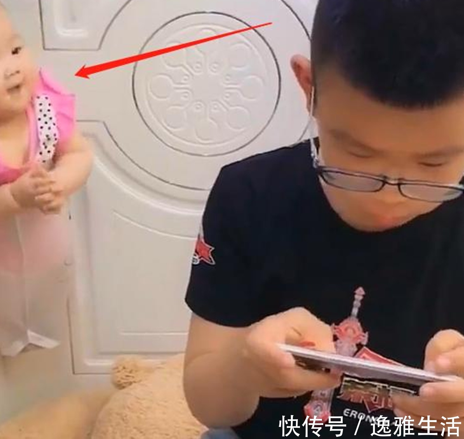 山体滑坡|小舅舅带外甥女火了,萌娃被“挂”门上,网友:这个舅舅厉害了